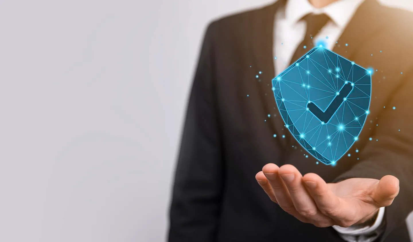 Profesional sosteniendo un escudo digital de seguridad